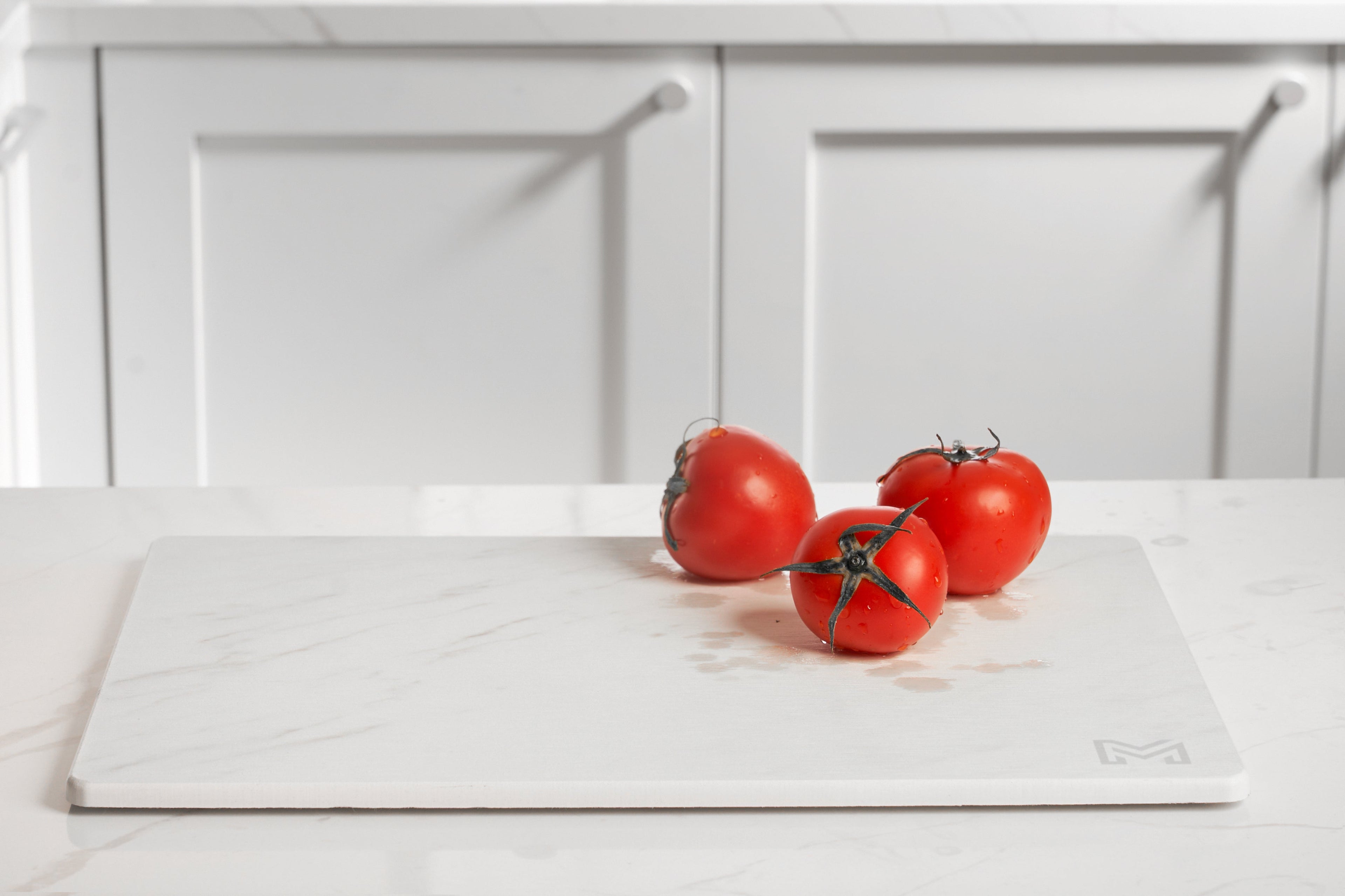 Stone-dish-drying-mat-vs-traditional-fabric-mat-comparison-showing-water-absorption-test-kitchen-counter-setup
